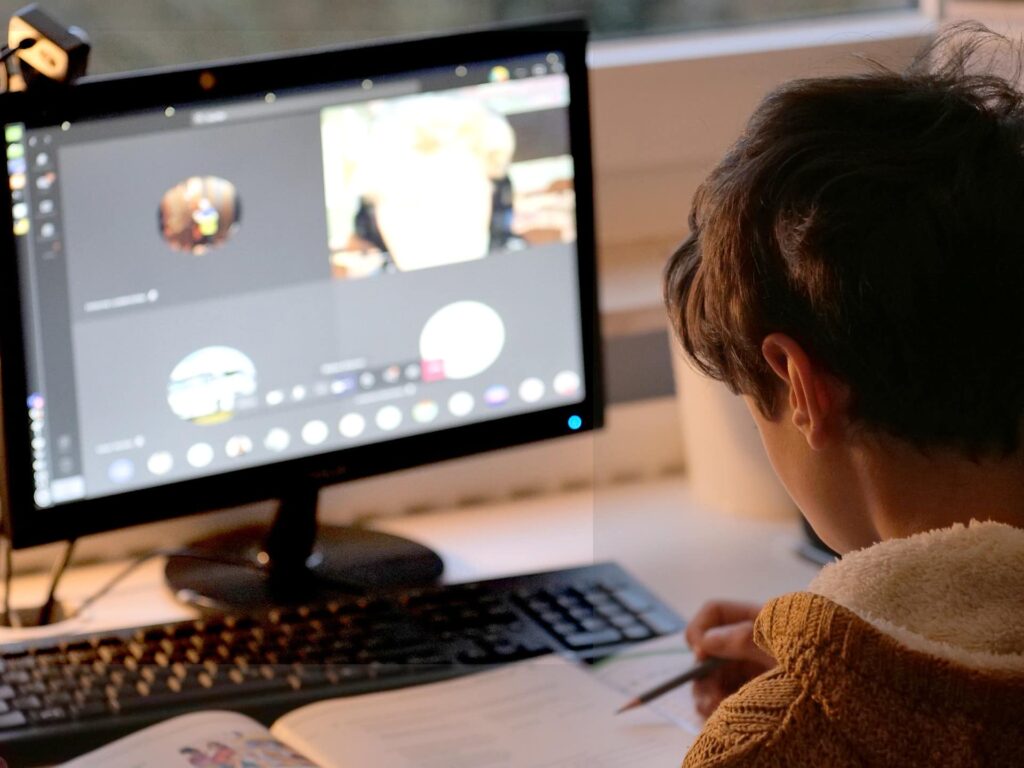 Enfant en train d'étudier Enfant en train d'étudier