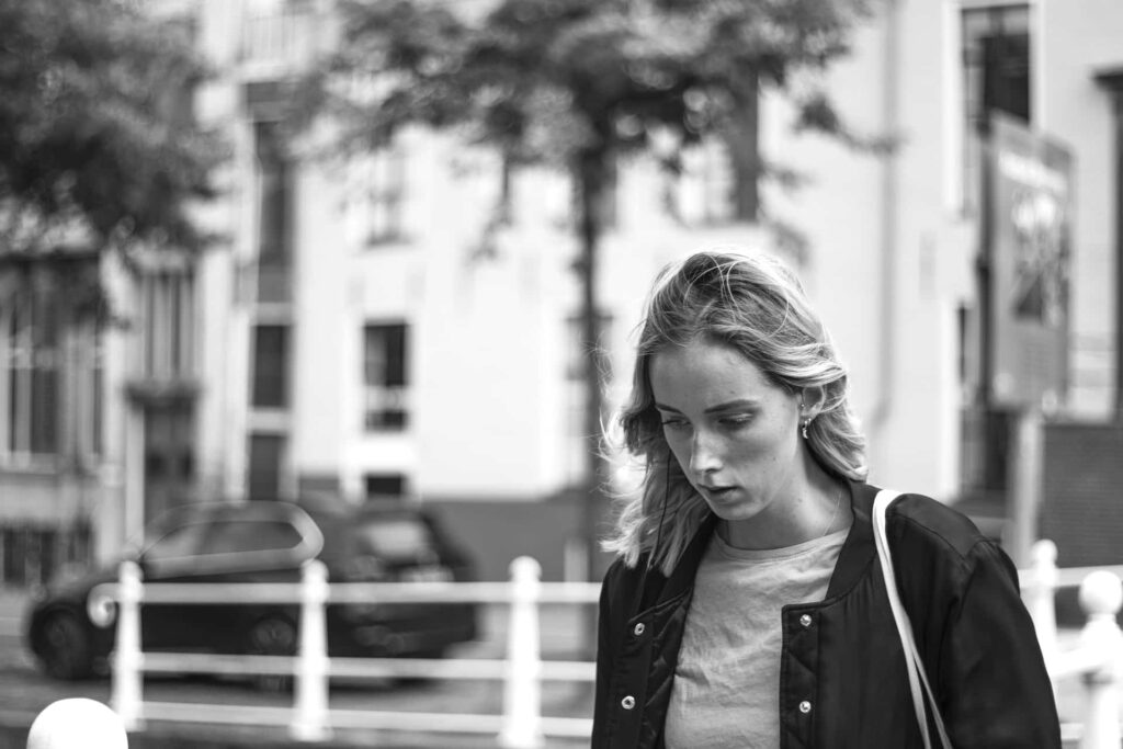 portrait noir et blanc d'une femme dans la rue portrait noir et blanc d'une femme dans la rue