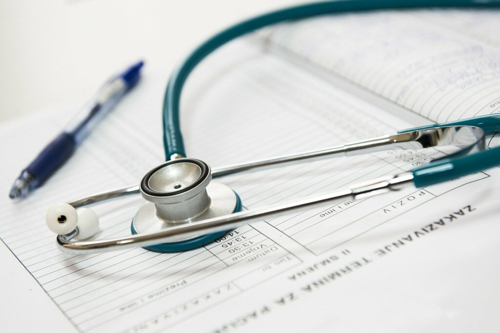 Stéthoscope sur des factures médicales Stéthoscope sur des factures médicales