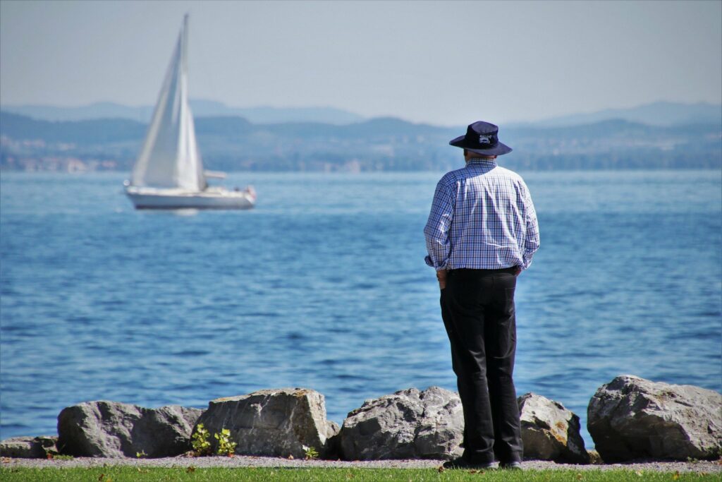 Senior contemplant un voilier