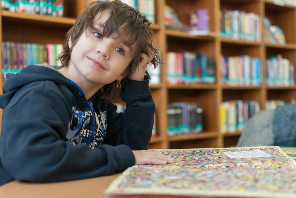 Jeune élève dans une bibliothèque Jeune élève dans une bibliothèque
